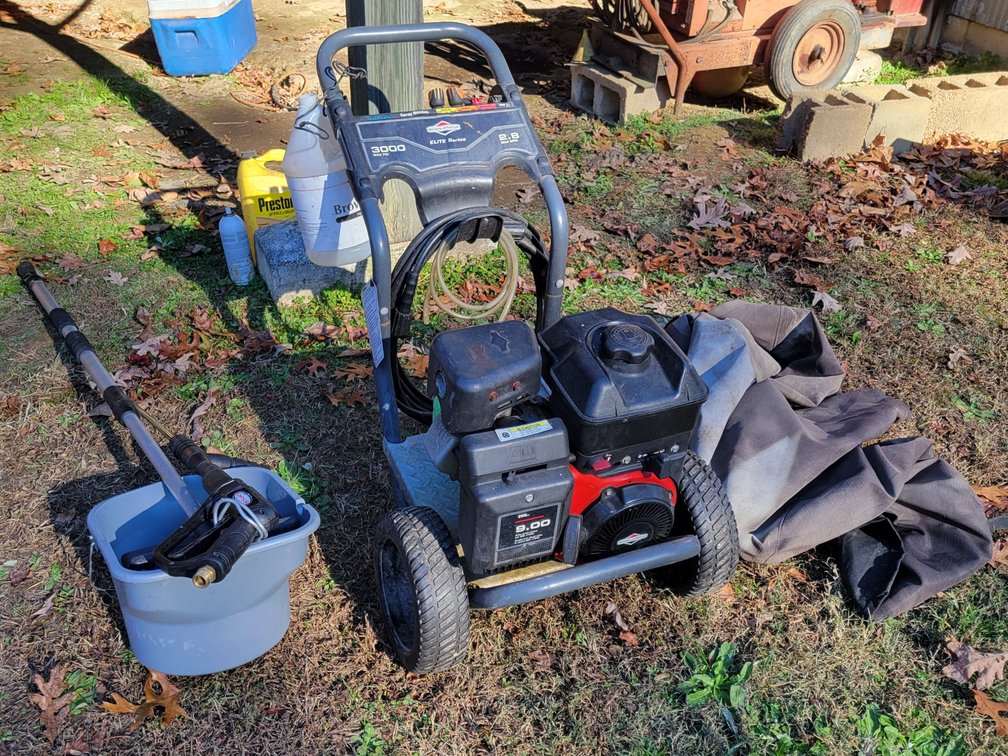 Briggs & Stratton Pressure Washer w/ Accesories