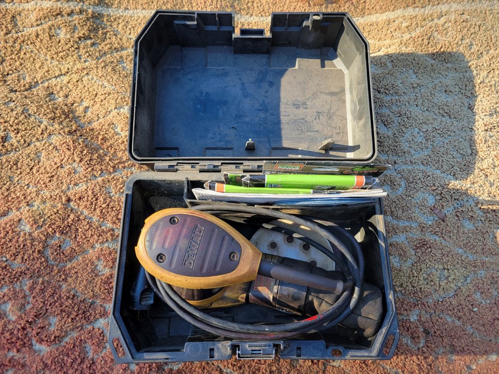 Corded DeWalt Random Orbit Palm Sander w/ Case and Sandpaper