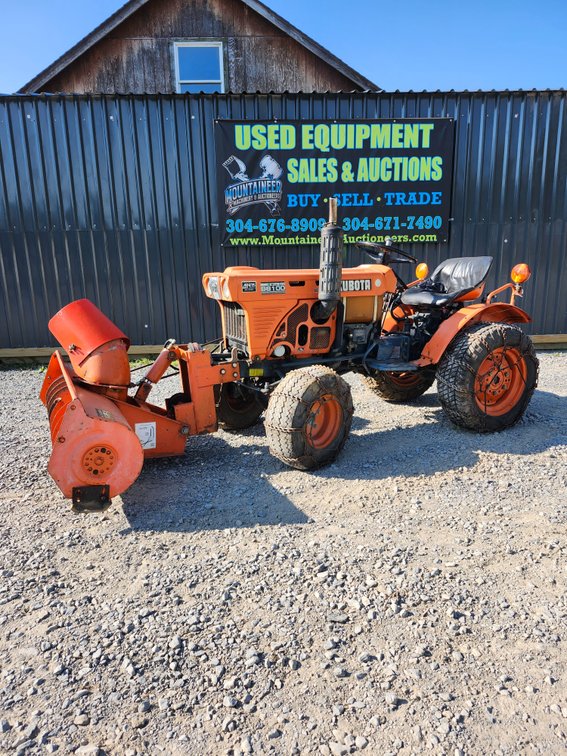 Kubota B6100 Sub-Compact 4x4 Utility Tractor w/Working Snow Blower
