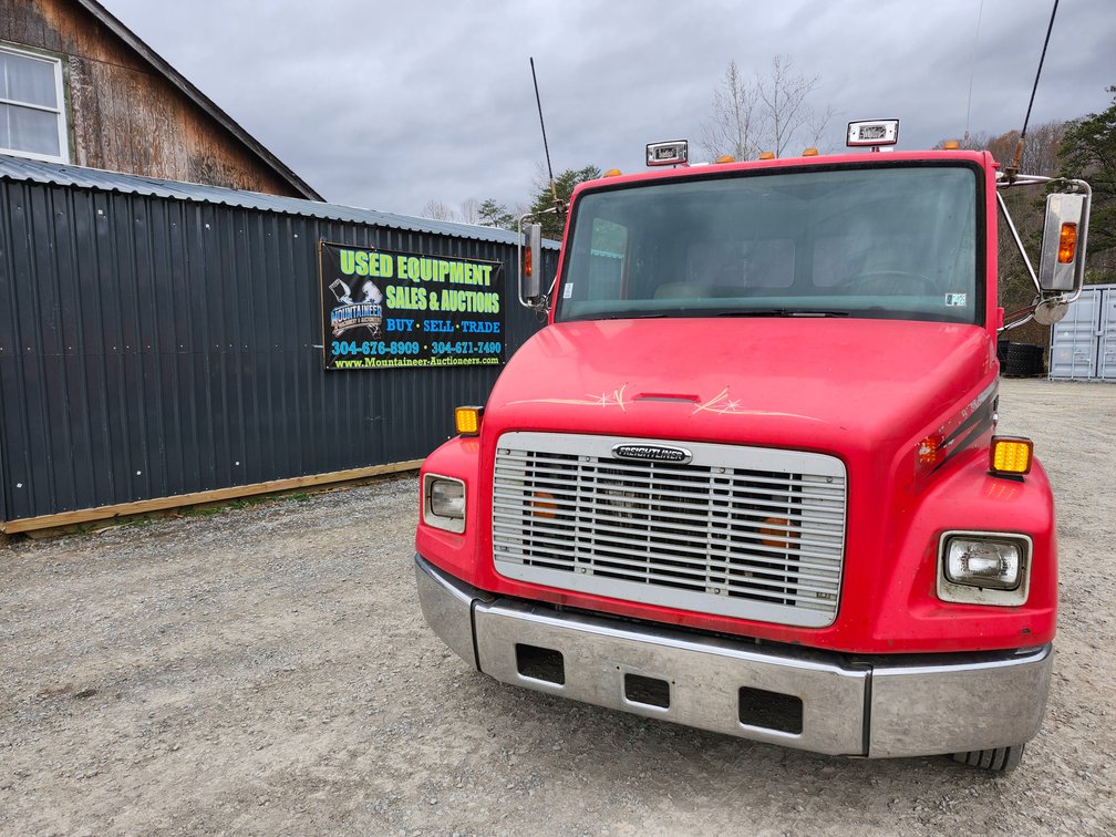 2001 Freightliner FL60 4x2 Rollback Truck 