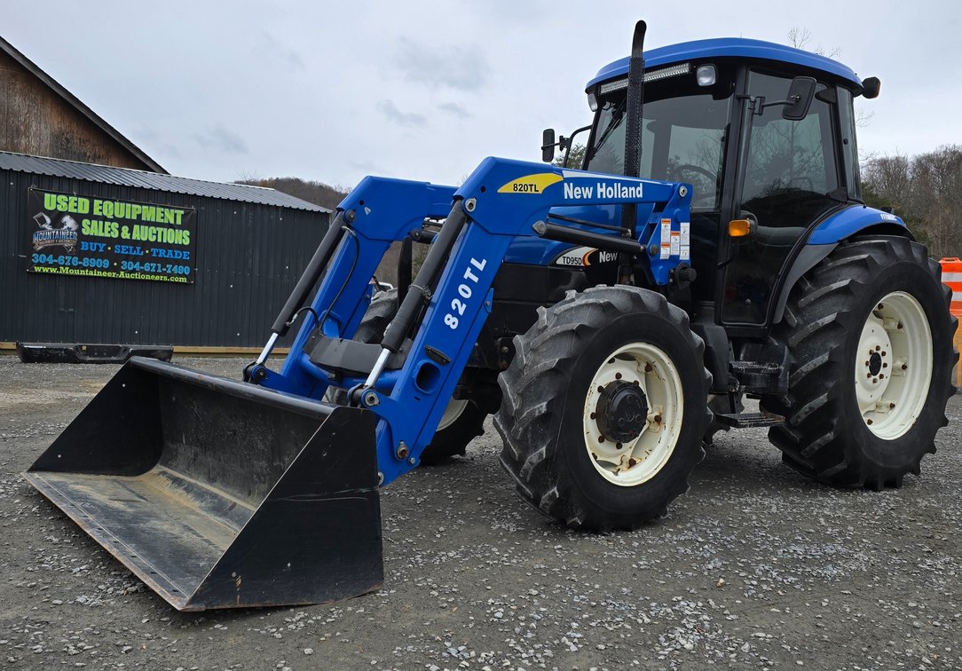 New Holland TD95D 4x4 Farm Tractor w/820TL Loader