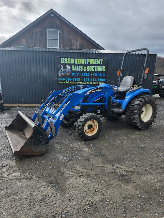 New Holland TC33DA 4x4 Compact Utility Tractor w/15LA Loader