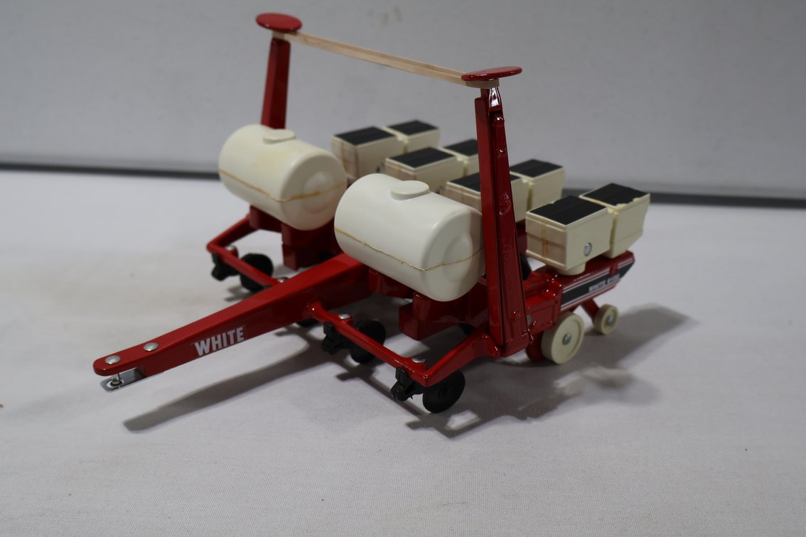 White 6100 Planter