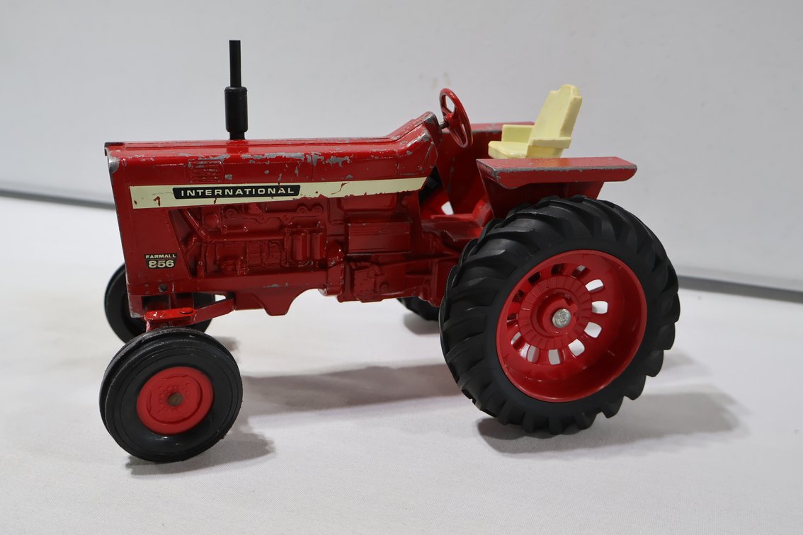 International Farmall 856