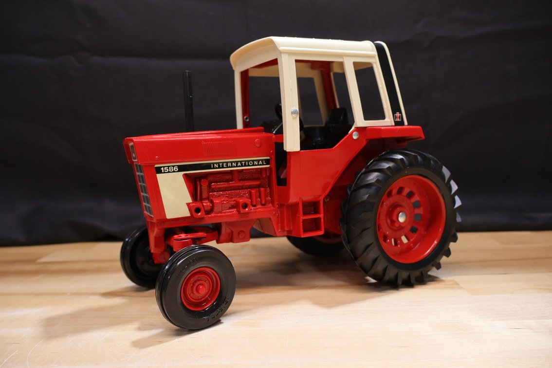 IH 1586