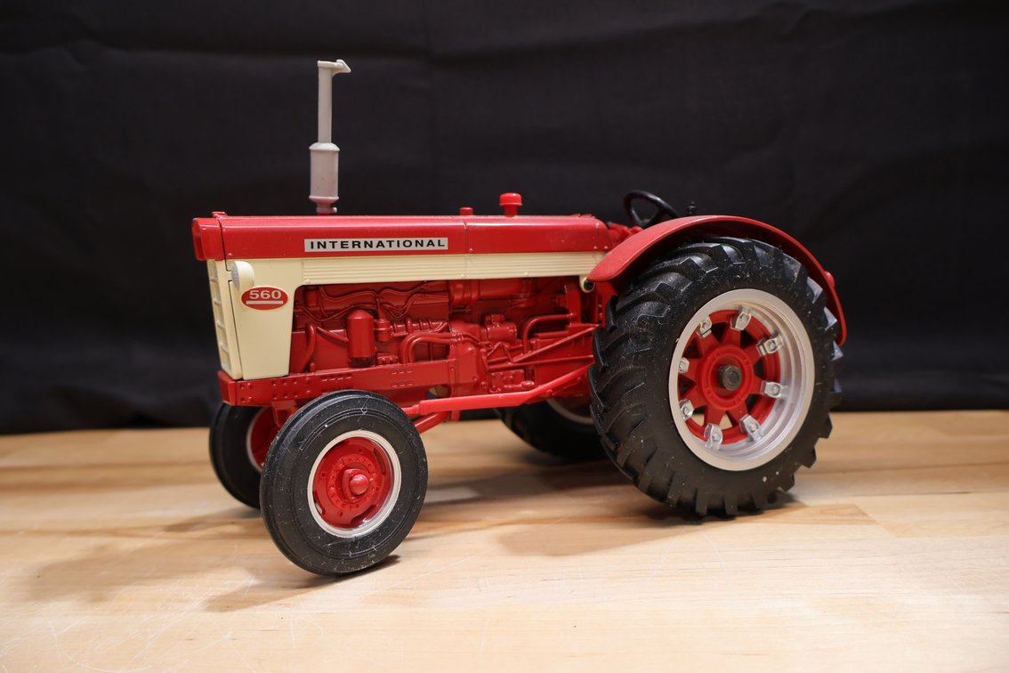 IH 560