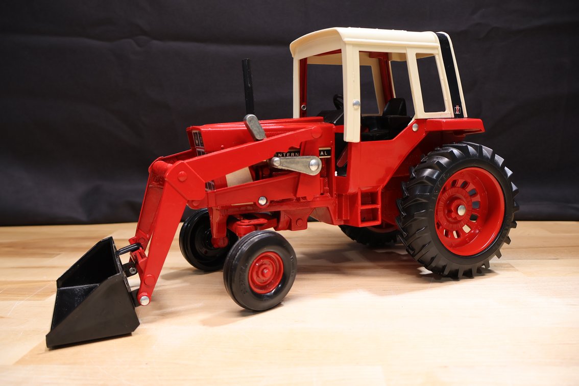 IH 1586 w/Loader