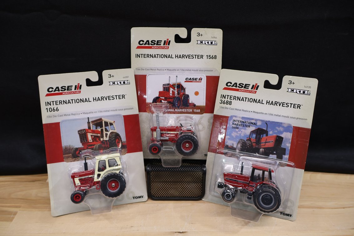 (3X) IH Tractors
