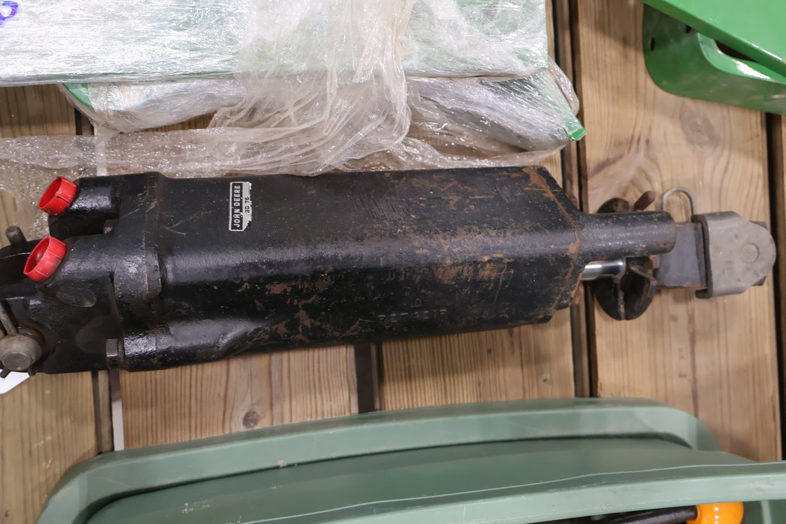 John Deere Cylinder