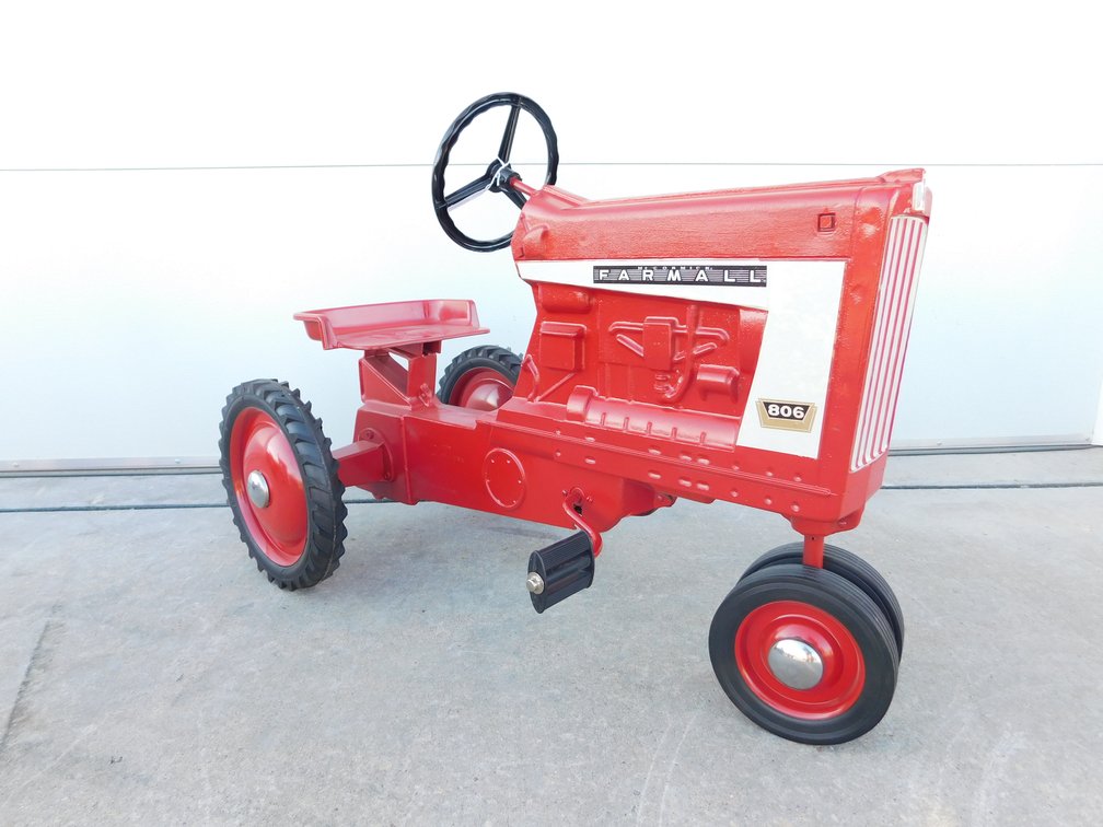 Farmall 806 Pedal