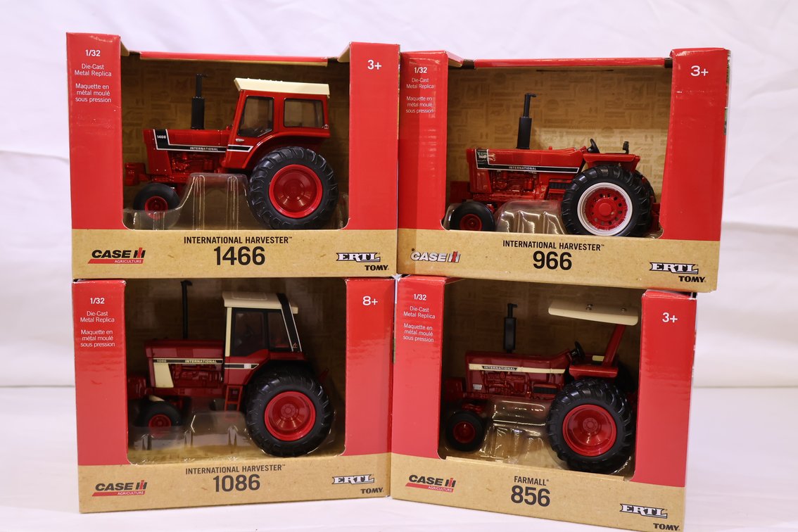 (4X)IH Tractor Lot