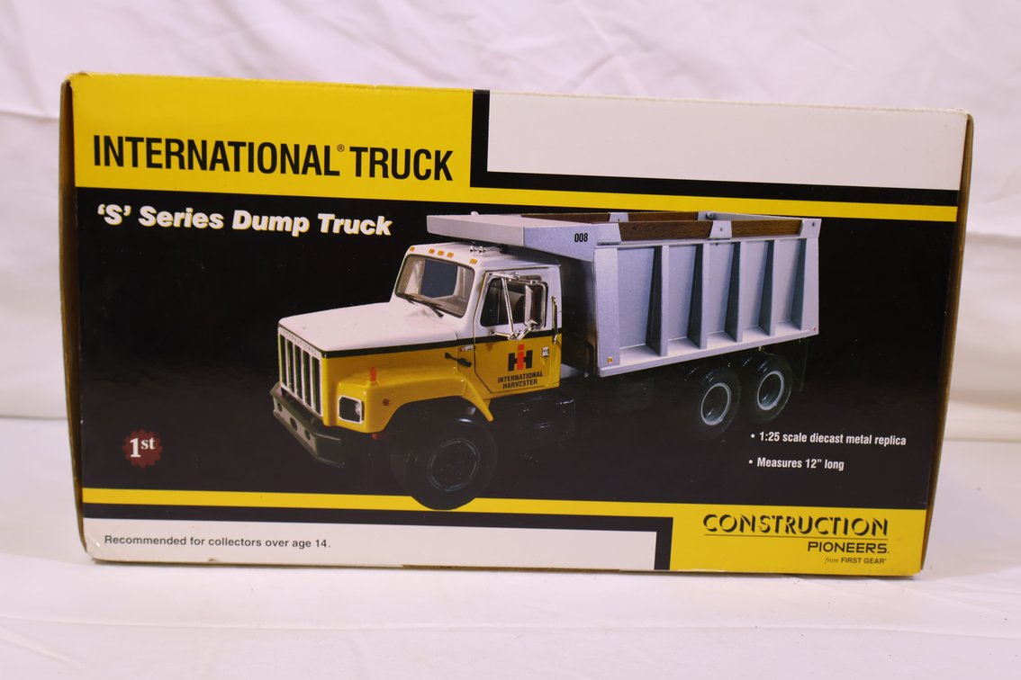 IH S Series Dump Truck