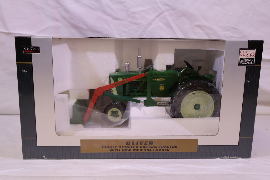 Oliver 880 w/ Loader