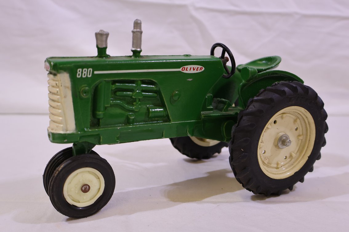 Oliver 880