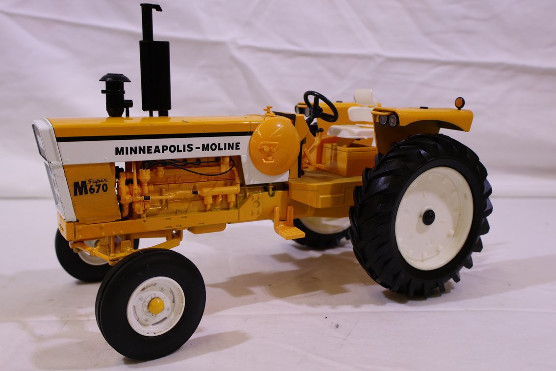Minneapolis Moline Super M670