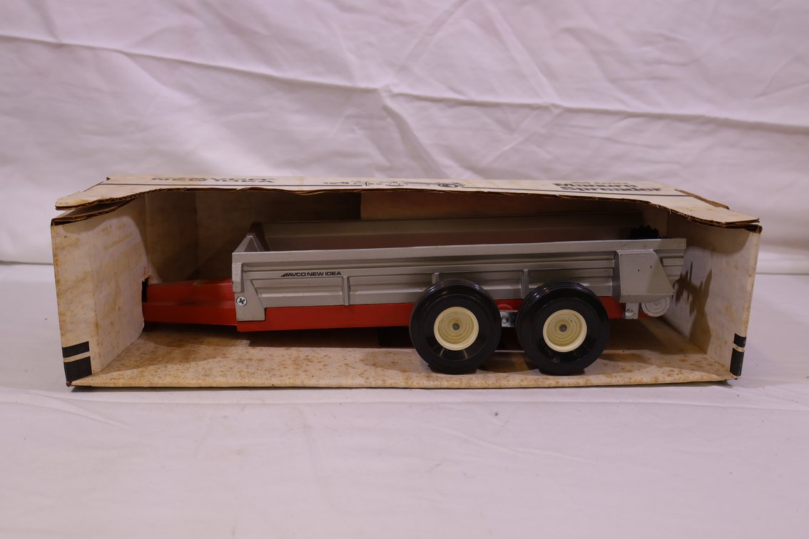 AVCO NEW IDEA Manure Spreader