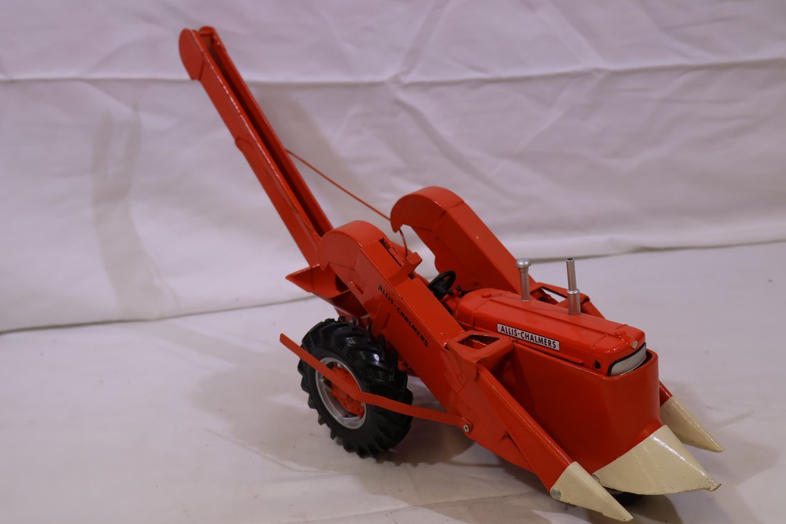 Allis Chalmers D17 with Mounted picker