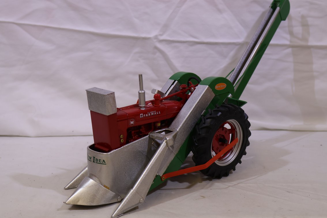 Farmall M w/ New Idea Picker