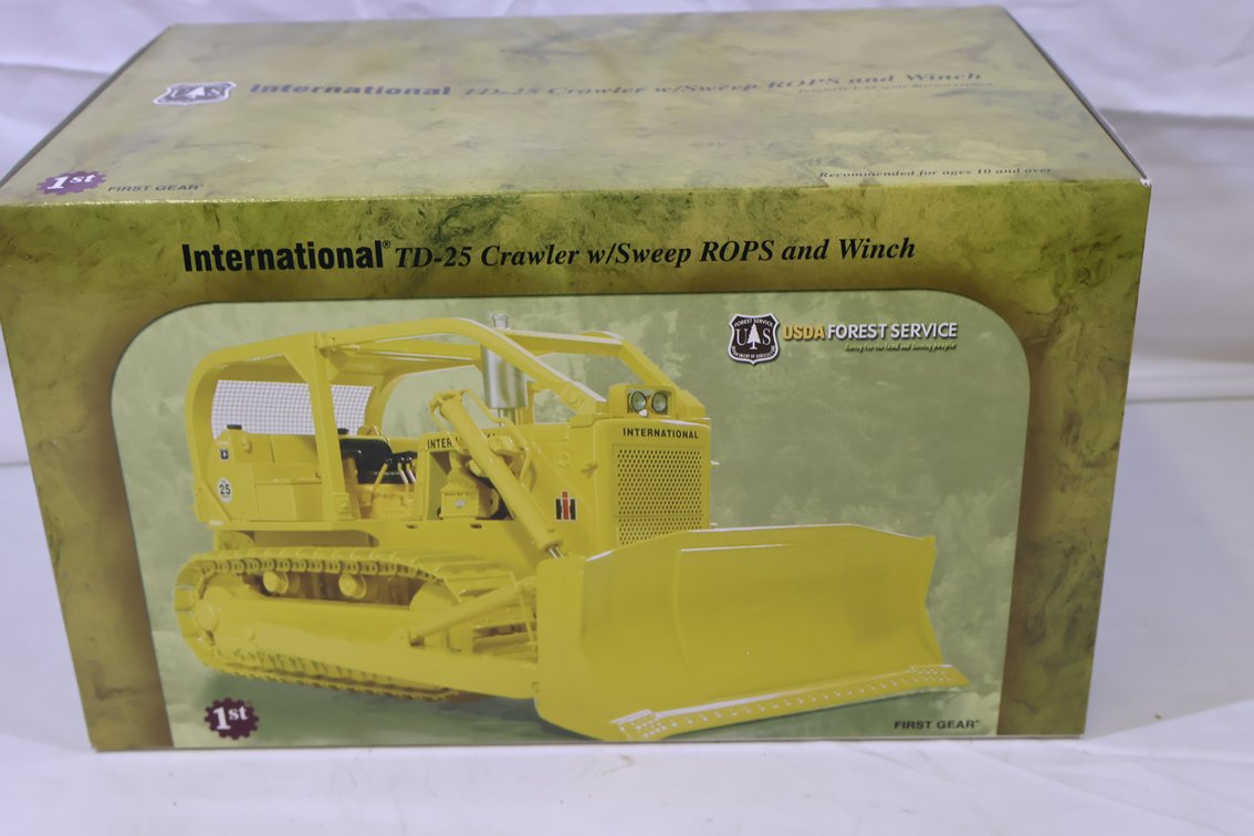 International TD-25 W/ Sweep ROPS and Winch
