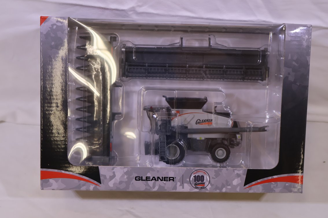 Gleaner S98 Combine