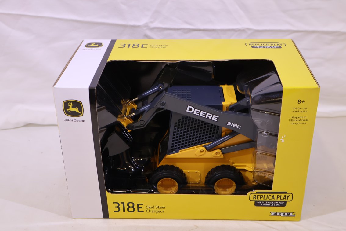 John Deere 318E
