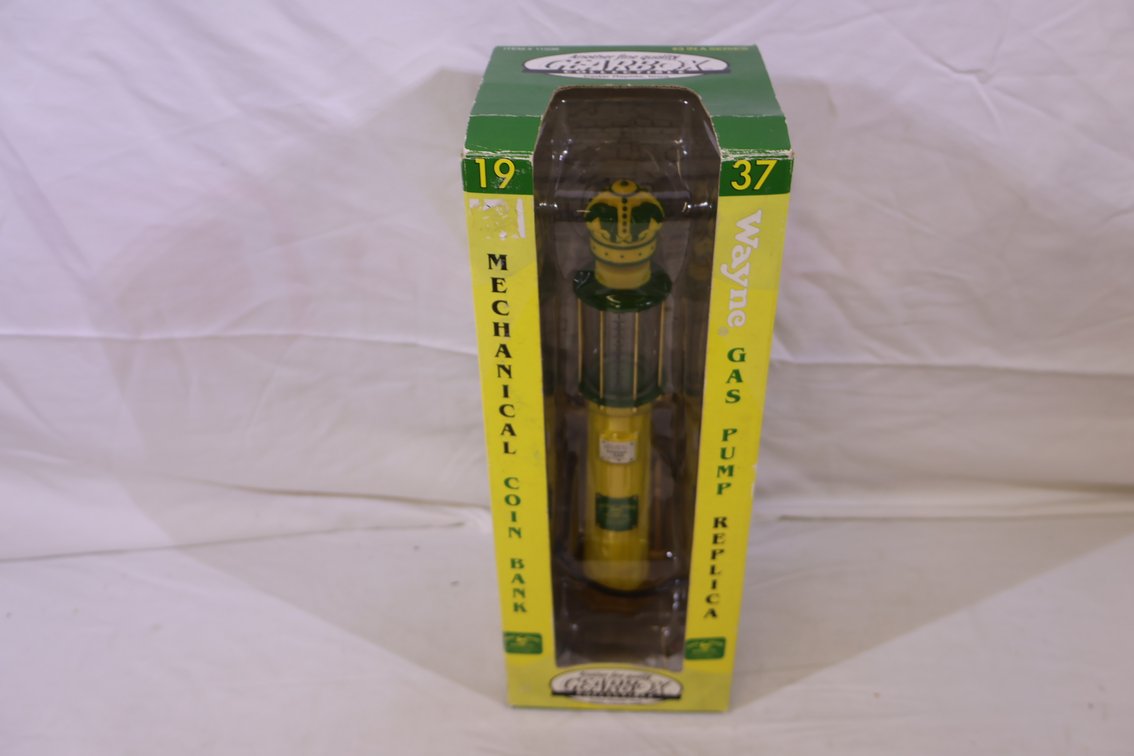 John Deere 1973 Wayne Gas Pump