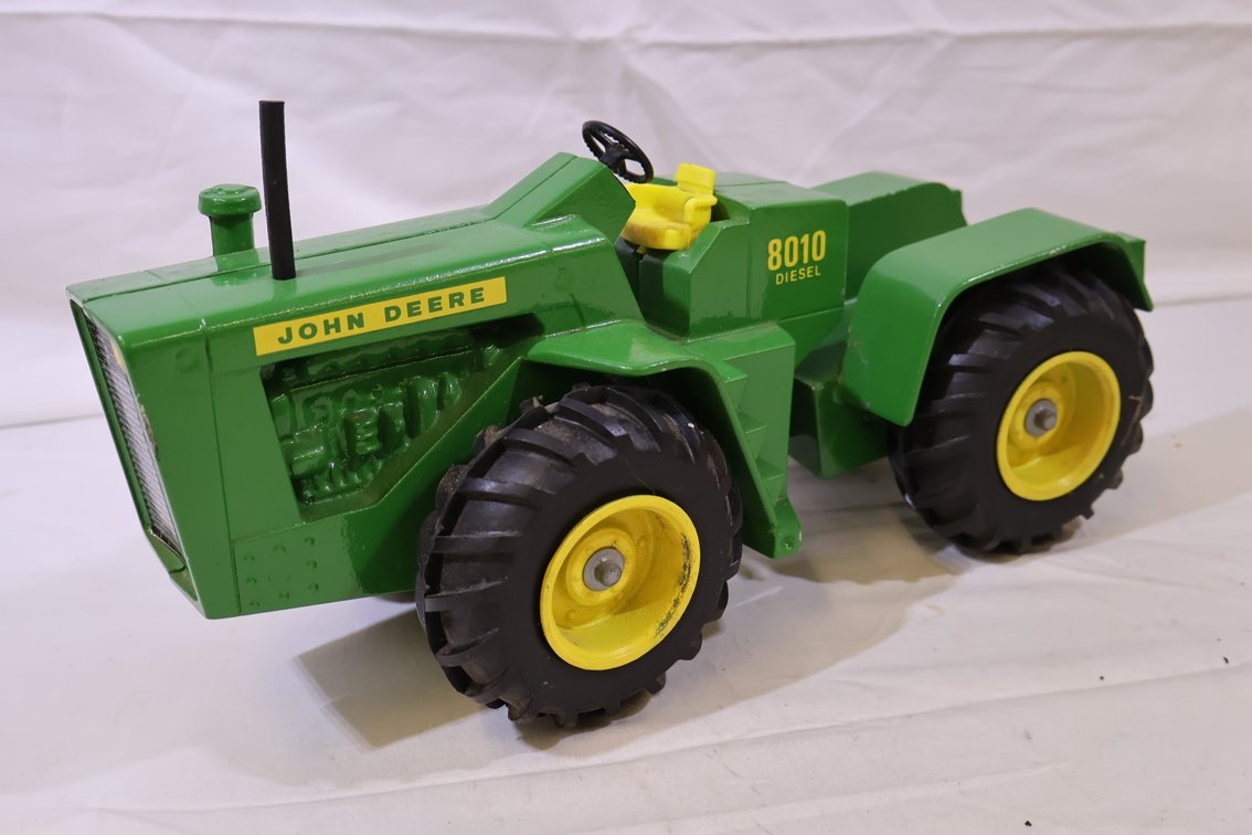 John Deere 8010