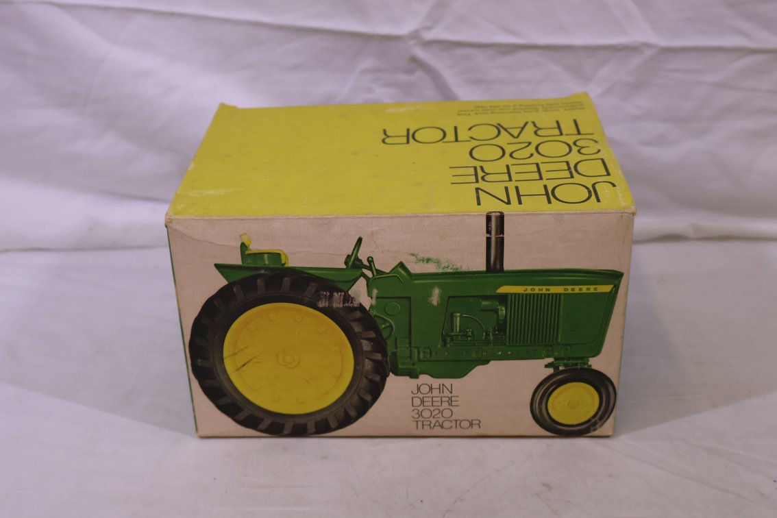 John Deere 3020