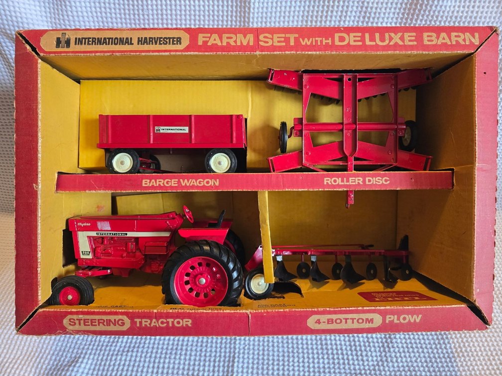 International 966 Farm Set