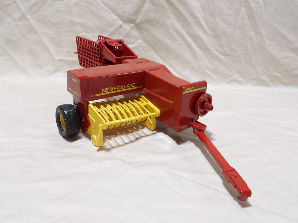 New Holland Hayliner Baler