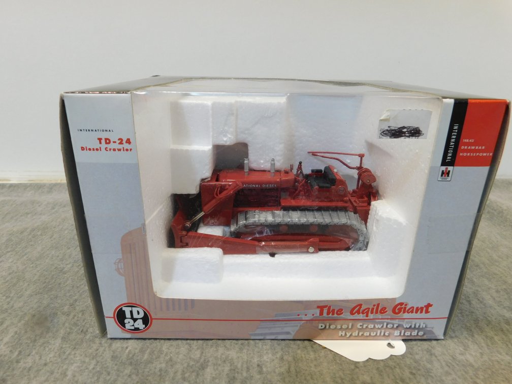 IH TD24 w/Blade