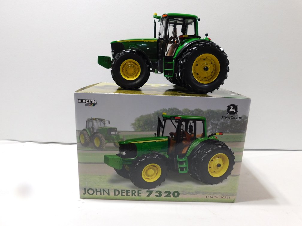 John Deere 7320 FWA-Farm Show