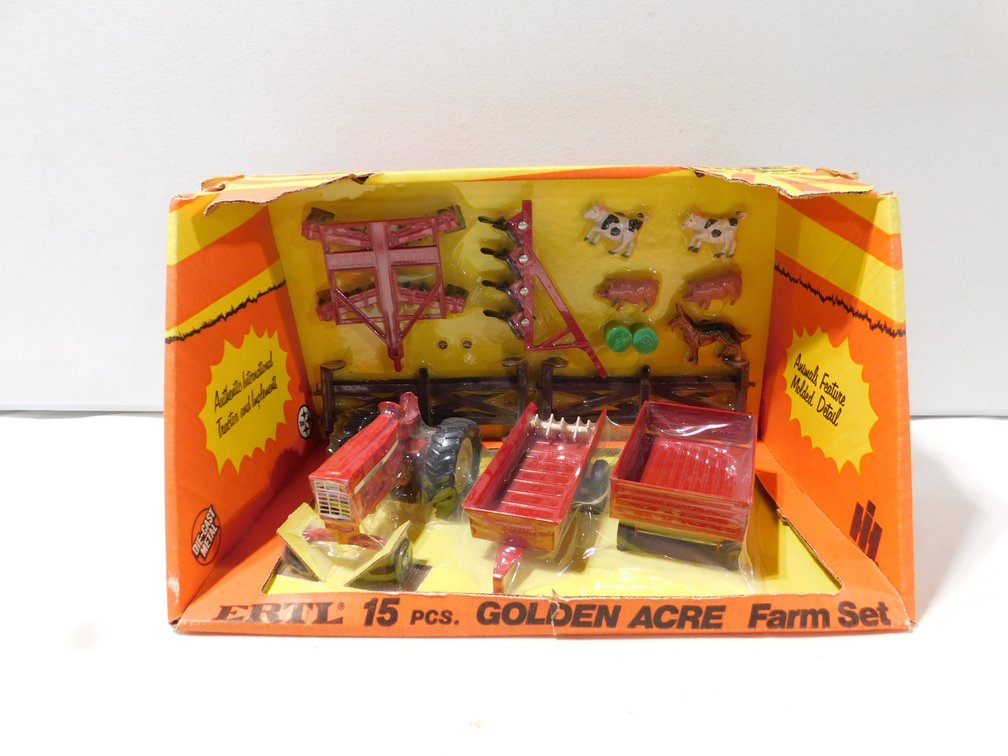 IH Golden Acre 15 Piece Farm Set