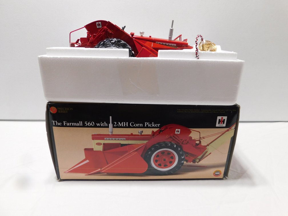 Farmall 560 w/ 2MH Picker