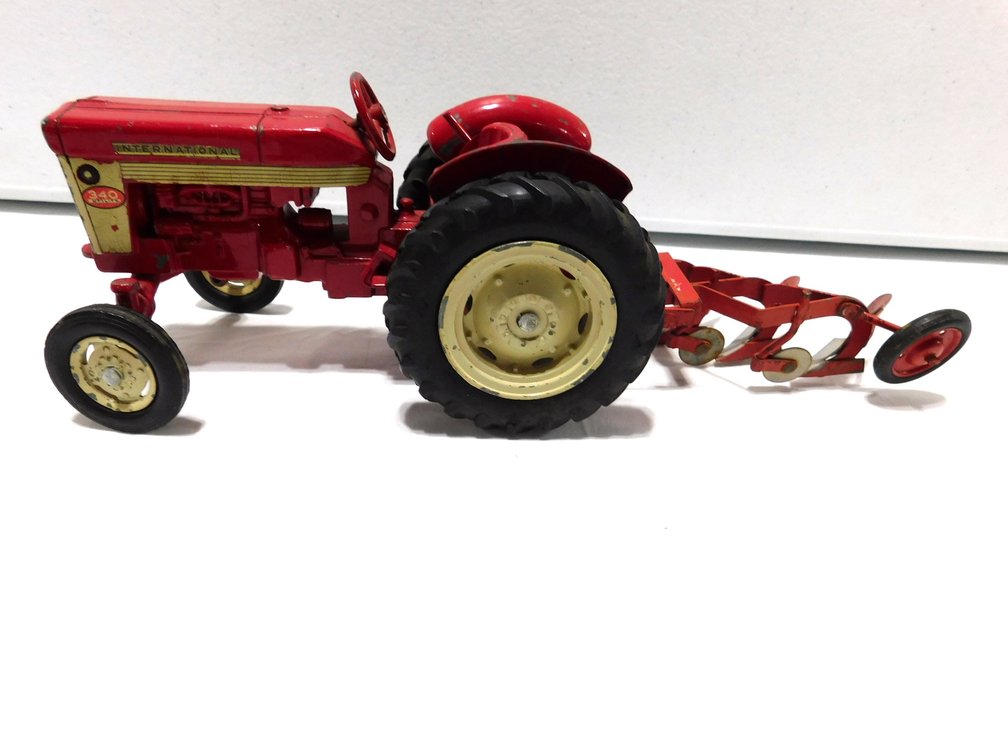 International 340 Utility w/ 3bottom 2pt Plow