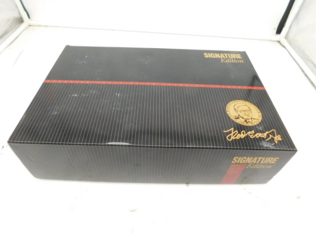 Signature Series Truck Set- Ford T Van/Hawkeye Flatbed