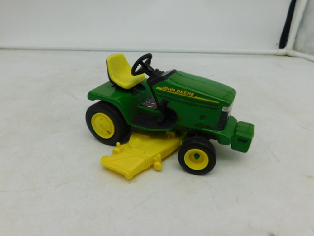 John Deere 345 Lawn and Garden Tractor