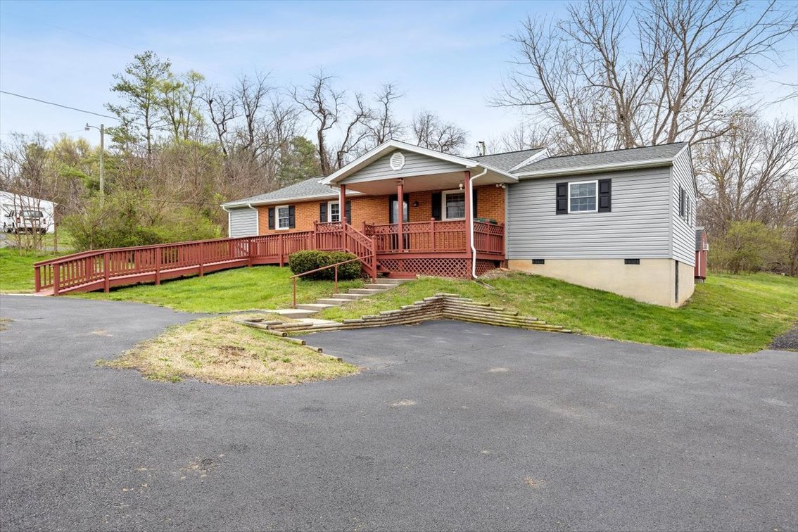 Image for Oakes' Estate Home - Waynesboro