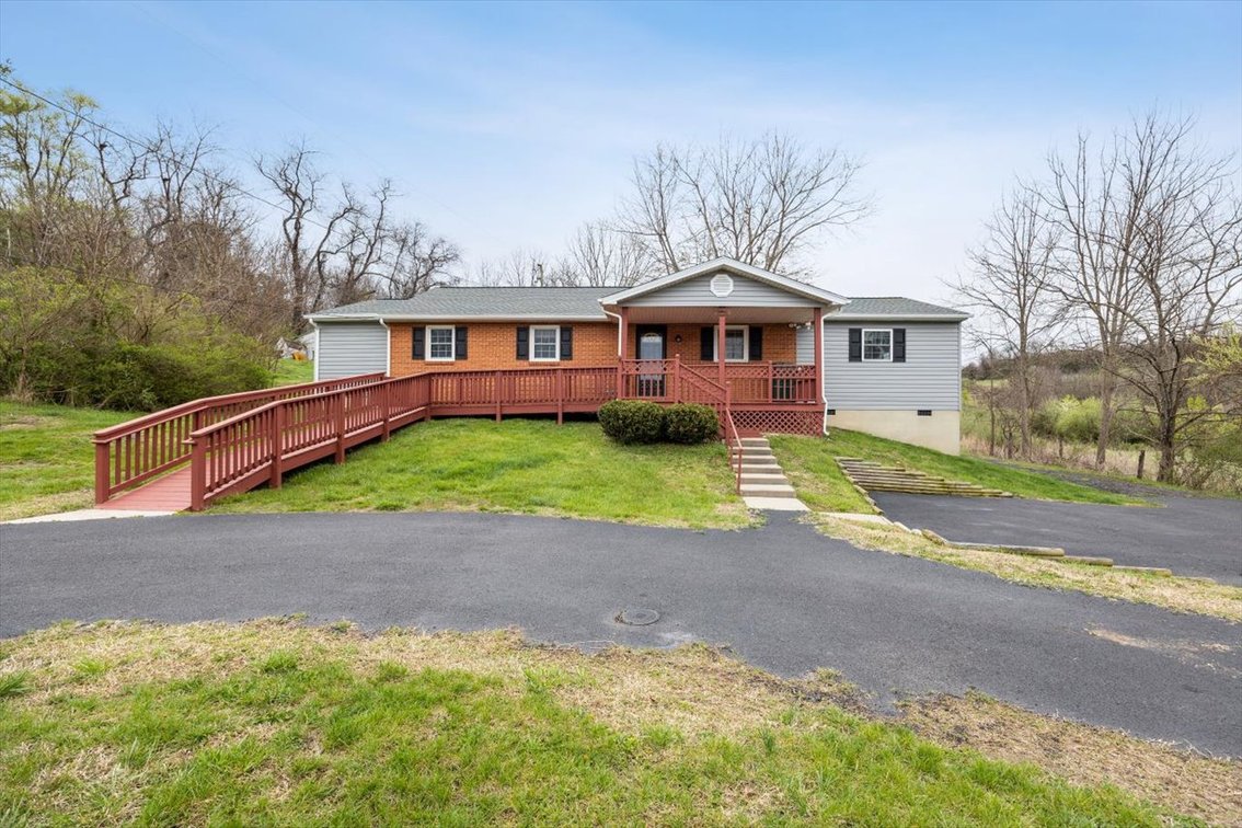 Image for Oakes' Estate Home - Waynesboro