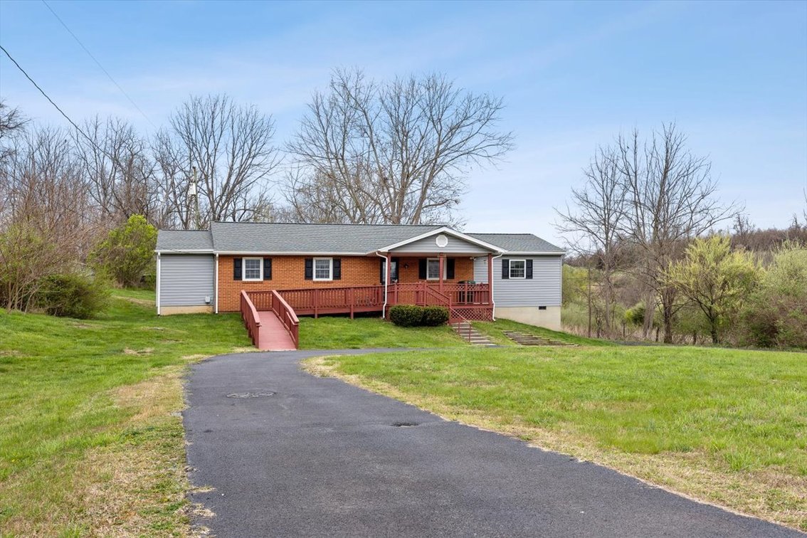Image for Oakes' Estate Home - Waynesboro