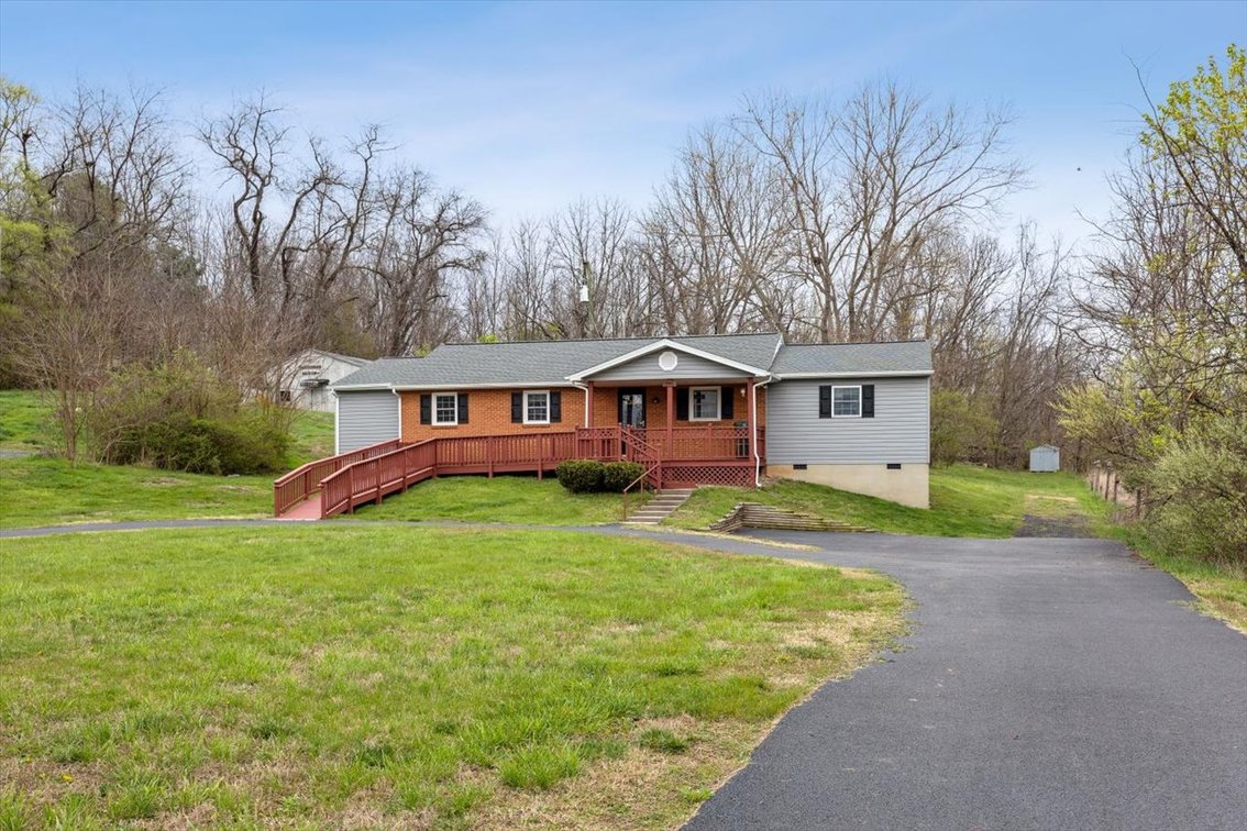 Image for Oakes' Estate Home - Waynesboro