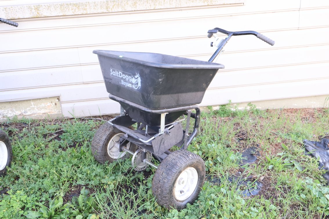 Salt Dog Lawn Spreader