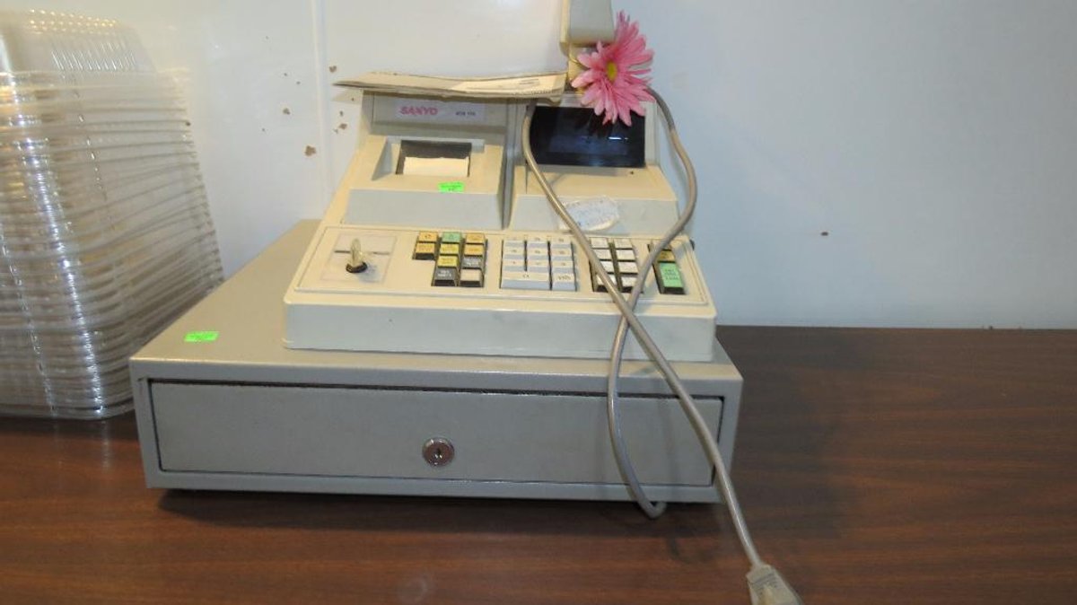 Sanyo cash register with manual and keys