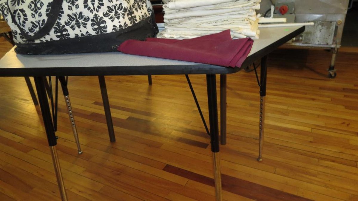 Tapered top adjustable leg table