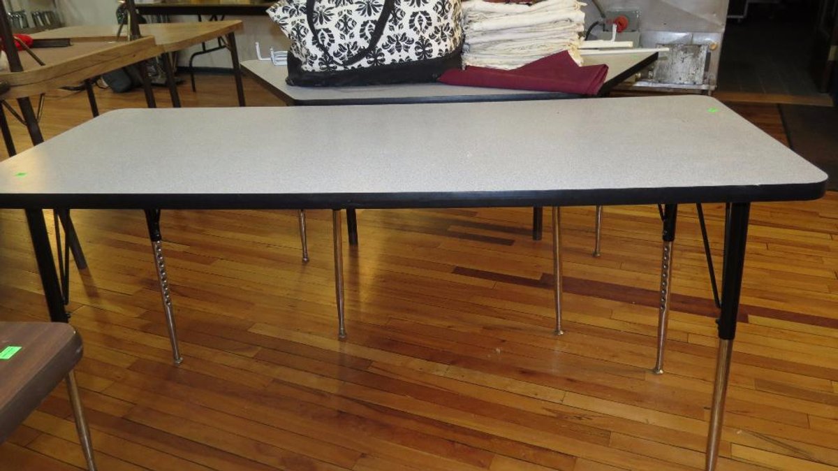 Rectangular top adjustable leg table