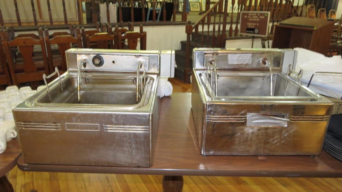 Pair of single basket electric fryer's with extra baskets