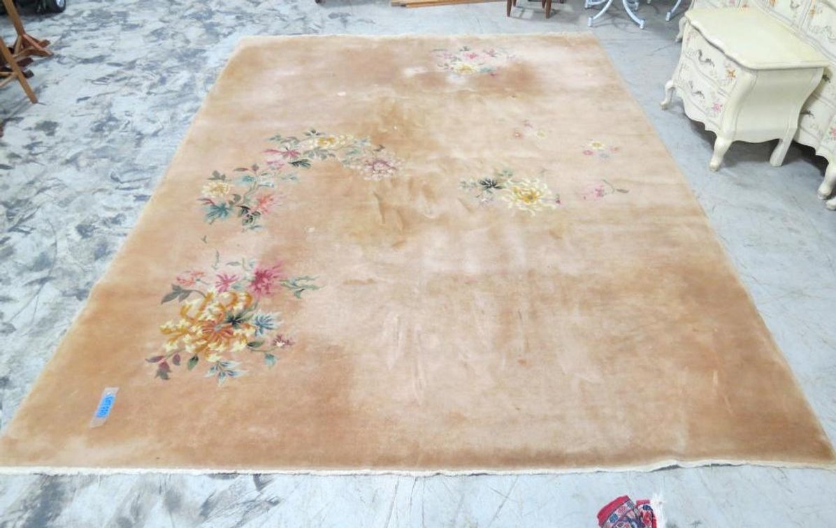 Wool rug with floral detail