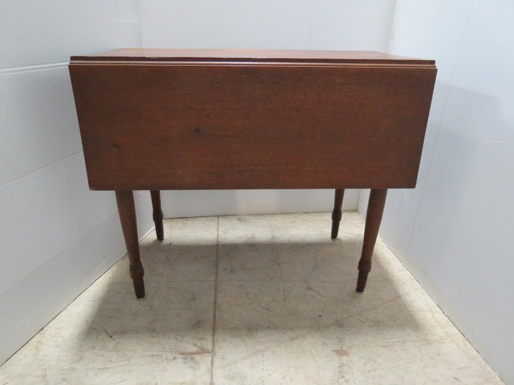 An oak drop leaf table