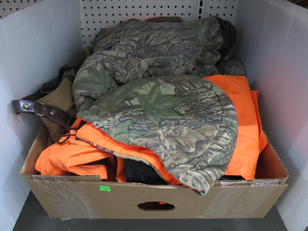 Insulated Hunting Clothes and Orange Waterproof Jackets