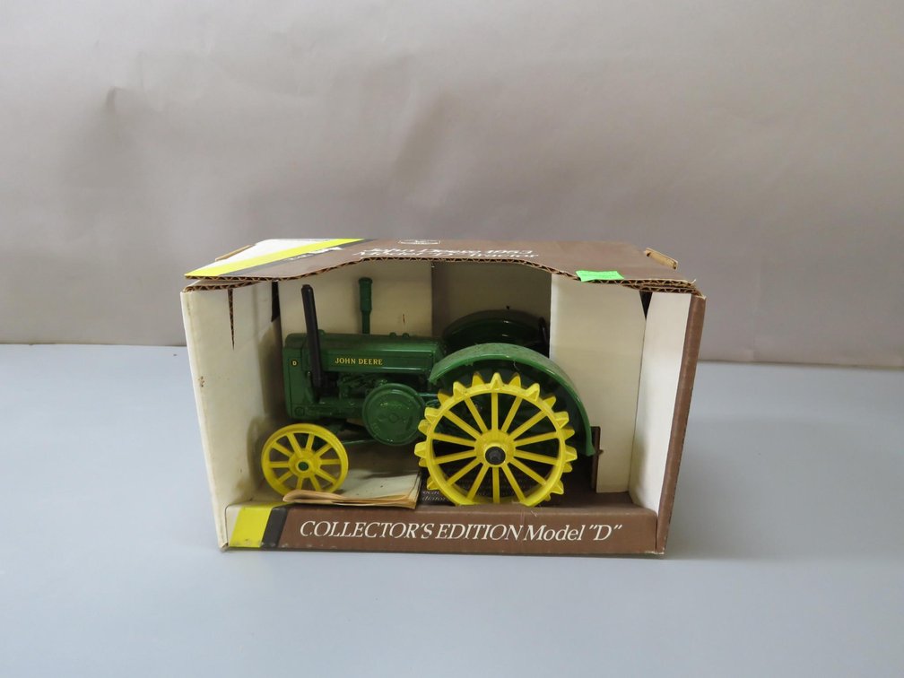 John Deere 1953 Model D Tractor, 1/16 Scale